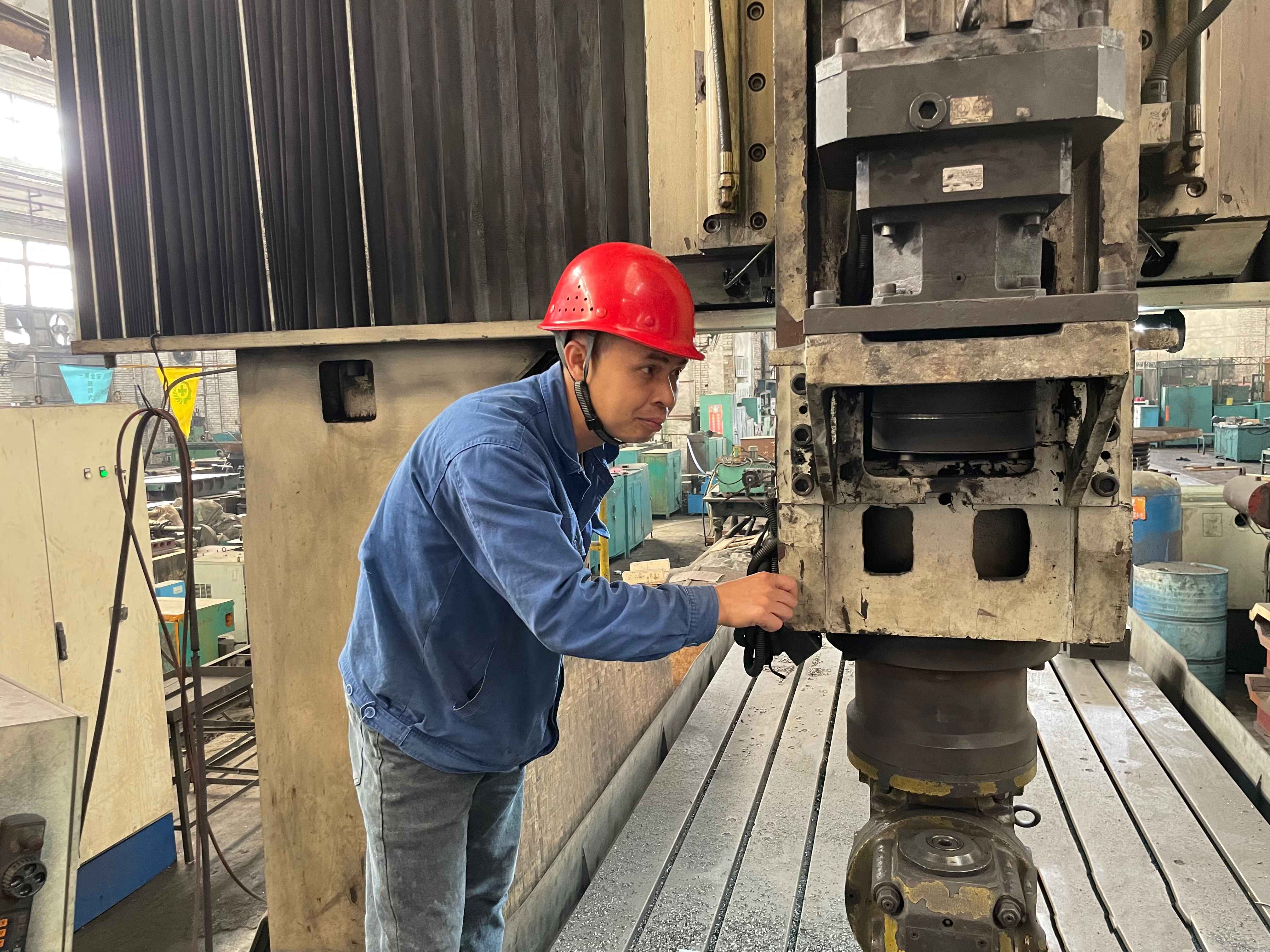 【身边模范】李启合：与机械为伴，，，，，“钳”出责任