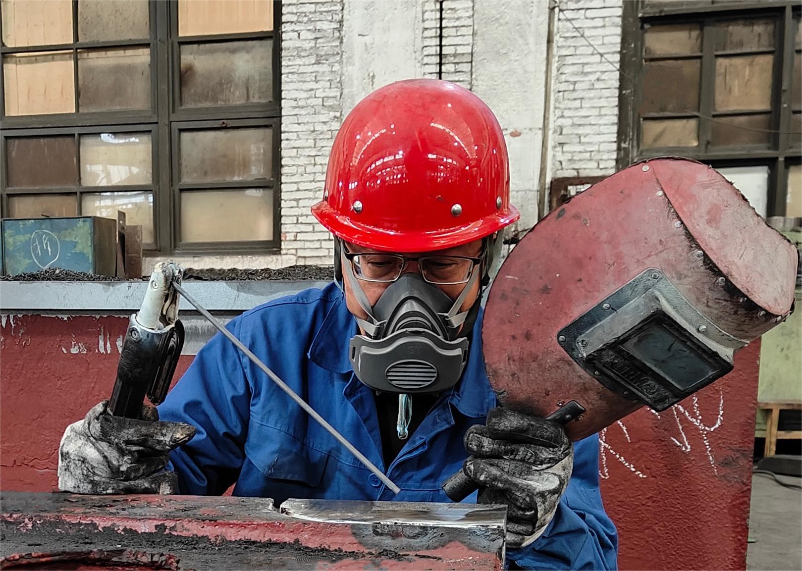 【身边模范】胡新：有心“焊”人，，，，，一直突破